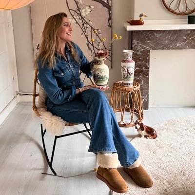Retroloekie's profile picture. Online content creator , kringloopwinkel 💚 , interieur lover TV junk Groningen city
