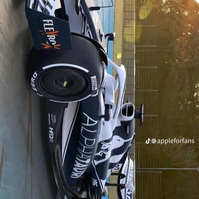 Feeki505's profile picture. 🎯 slowly but surely. 💭 🎵 Music flows 🎶