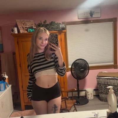 livelovelysaa's profile picture. 18 • Financial Domme 💸 | Hot, cruel & addictive 🔥 | I own your wallet, your mind, Tribute & crawl back 💕