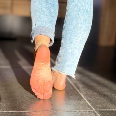 amelia_v92's profile picture. Bare. Beautiful. Enough. ✨ Austrian Foot Model • EU 37