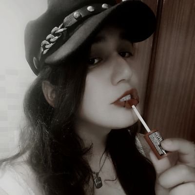 Artis_rubrus's profile picture. 🏳️‍⚧️ ✨ Chica amante de las pelis de serie B, el café, los trucos de magia y de hacer el imbécil siempre que pueda.