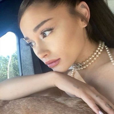 sanasoojin's profile picture. glinda, she’s so loved and yet…. very alone