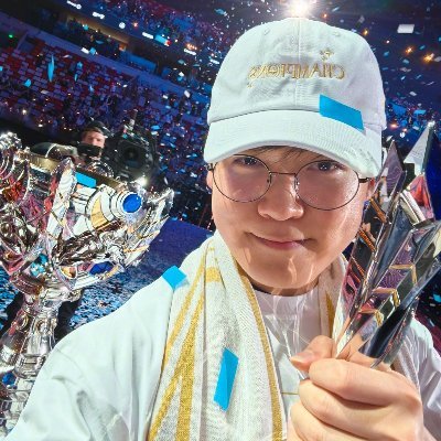 Bonozoo_'s profile picture. 25. Addict aux concerts. Fan malheureux du bordélique lyonnais. #SLYWIN #DubNation #FTTB
Fachos hors de nos rues. 🔻