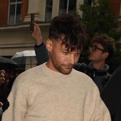 1dboyssbaeee's profile picture. “Only half a blue sky, kinda there, but not quite I'm walkin' around with just one shoe, – I'm half a heart without you”…