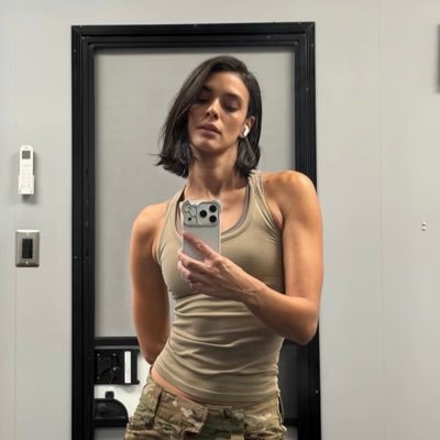 lzzehh's profile picture. 