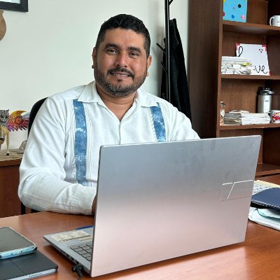 Licenciado en Derecho por la UABJO.
Maestro en Derecho Electoral por la EJE-TEPJF. 
Fiscal Especializado en Delitos Electorales del Estado de Oaxaca