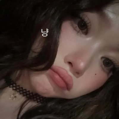 dollyccals's profile picture. ‧ ˚ cw: se me murió la balanza y no sé cuánto chucha estoy pesando. lw: 53. gw: 40 𓈒 ◌ ❀ la definición exacta de gorda dulcera. minor