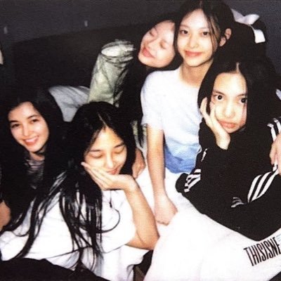 minjisbodyguard's profile picture. she/her #BLM certified attention preacher, fashion student :)