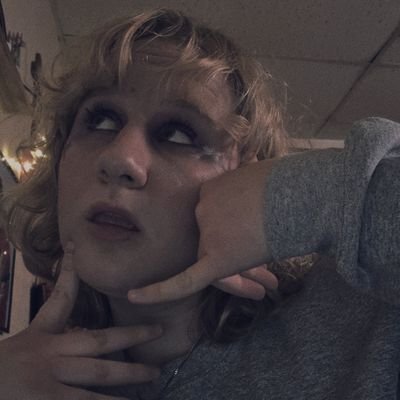 amijulesenough's profile picture. crush me with the sunshine of your heart ♡