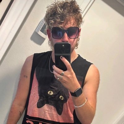 kiwisamholding's profile picture. Photos of KING Sam Kiwi holding things :)) - owner #1 he/him - more content coming soon