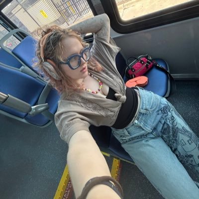 sadbutbigboobs's profile picture. interdisciplinary nicotine user