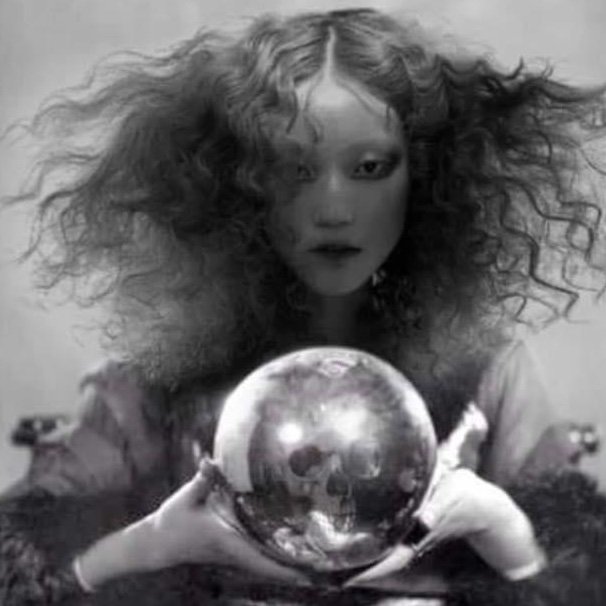 LisSez6's profile picture. “No one is YOU and that is your power”