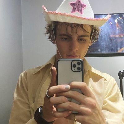 joaoartista09's profile picture. así completamente ✨🏳️‍🌈💕
(ele/ela)