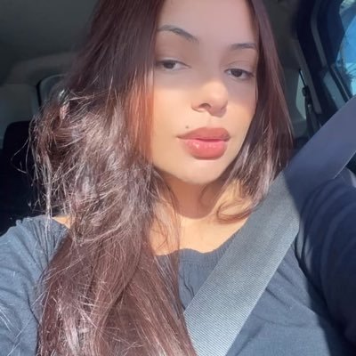 larissinhz's profile picture. 