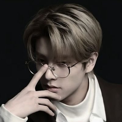 bayuderu's profile picture. 🍉│lenyap dalam senyap kala buana teramat bising,
mencari celah untuk tenggelam dalam lembaran kertas dipenuhi aksara;
bertaut dalam sengkarut│⚠︎ akun random