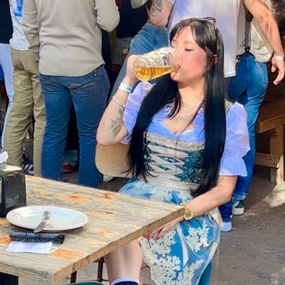 ChantalReaper's profile picture. Experta no certificada en interpretar el lenguaje corporal 👁️👄👁️ Catadora no profesional de vinos Alemanes 🥂