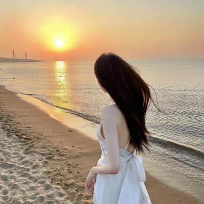 CLL_1998's profile picture. 人之所以孤独，是在铺垫和某个人遇见