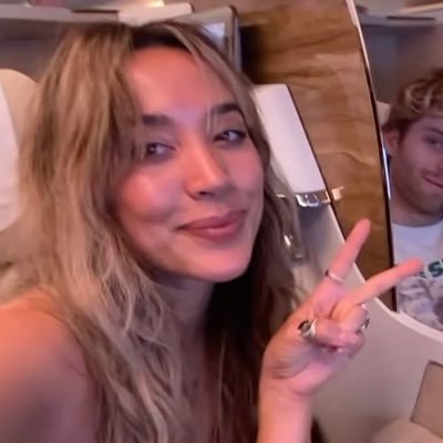 noshamearii's profile picture. 19 💐🫧 (follow my tiktok 🙂‍↕️)