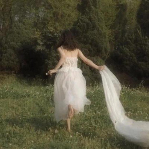 uyqirpwh12030's profile picture. The world is vast, depending on how big your heart is