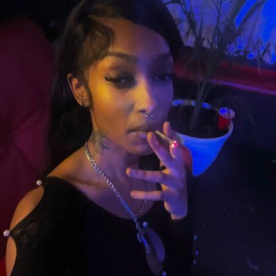 __nijiii's profile picture. I’m a fine a$$ crash out , enjoy me being sexy ! 👩🏽‍❤️‍💋‍👩🏾🏳️‍🌈   // DMs open to da ladies 🫶🏾