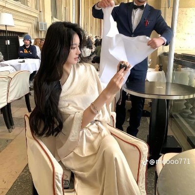 BiHngTrc162374's profile picture. 