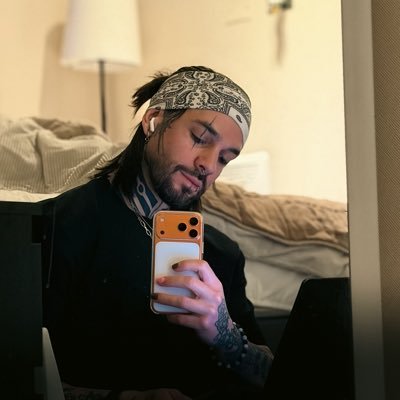 LukasParolin's profile picture. Nada es tan grave, Te vas a morir 💀 CoFounder @clubdelabarba CEO https://t.co/OF9ihceZss Marketero, intento de programador y emprendedor por consecuencia