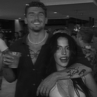 deepdishellie's profile picture. as they say in 𝐜𝐡𝐢𝐜𝐚𝐠𝐨, ❛ℎ𝑒 ℎ𝑎𝑑 𝑖𝑡 𝑐𝑜𝑚𝑖𝑛𝑔.❜ ⠀