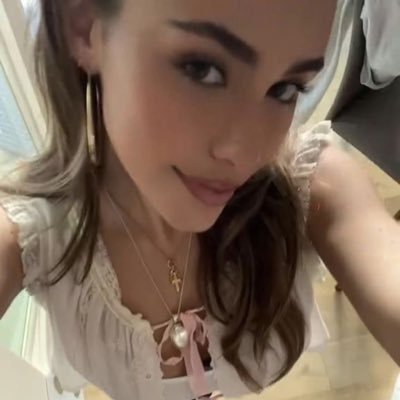 showtimegrande's profile picture. meeting rihanna is my only personality trait