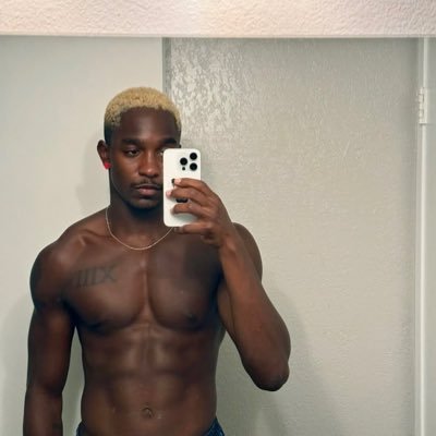 Menaisliving's profile picture. soft boy stylist 🌟 CREATIVE 🦅   Entrepreneur & influencer 👨🏻‍🦱💋