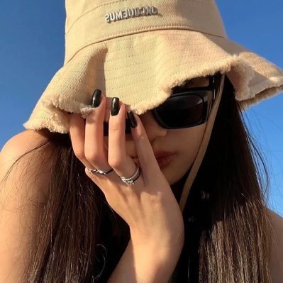 ashtheticvibes's profile picture. trayzers —| @lelton_ofc |—