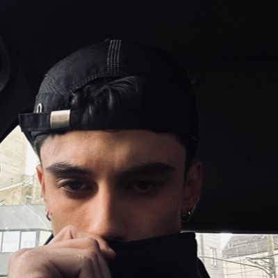 heszry's profile picture. CURLY