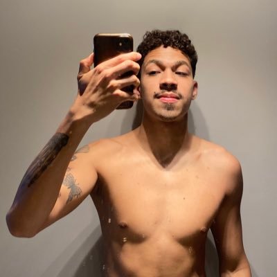 llucoff_'s profile picture. um cigarrinho por favor