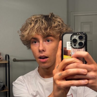 reverovincent's profile picture. all bookings: @ocmodeling | @Helixstudios model 🧎| full experience on onlyfans ❤️‍🔥| follow insta 📸: @reverovincentt