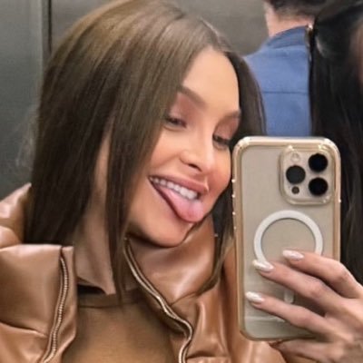 iasdiaaz's profile picture. secret gardens in my mind