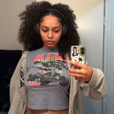 thaliakaitt's profile picture. Not perfect, just evolving every day 🌱