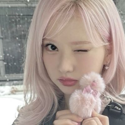 vouweird's profile picture. written by pink glitter gel pen ˗ˏˋ ♡ ˎˊ˗