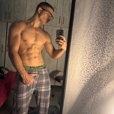 JensonSnow's profile picture. Only curious click below 🙄👇