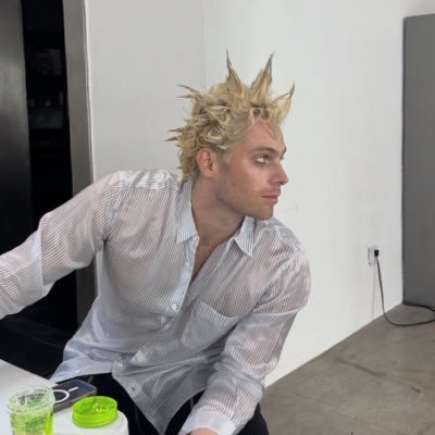 mukeandawsten's profile picture. stonersos 🌱 #1 start over stan