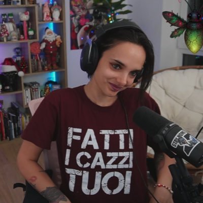 ClownyRose's profile picture. 💚🩷 Un Glitch sur le net 🤡 Un Clown solitaire — animée par la vie, la littérature, le cinéma ✨