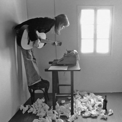 DidionBaldwinHG's profile picture. Didion 📚🥒🥪Baldwin📚MC Blais📚🫐Brontë 📚🪾Proust 🪷🥅🏒 🏀 ⛹🏽‍♀️⛹️‍♀️ 🇫🇷⚜️🍝🧀🥘🍷☕️🥐🎹🎻📻🌲🫧🍂