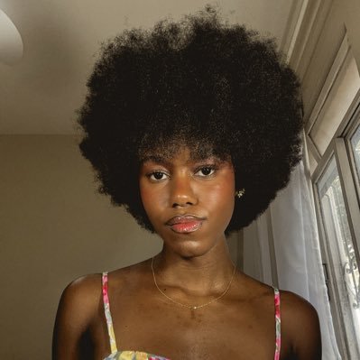 laylarobert_a's profile picture. @cruzeiro | o caos de uma psicóloga tentando ser psicanalista, dançarina, amante da natação e corrida e nas horas vagas modelo