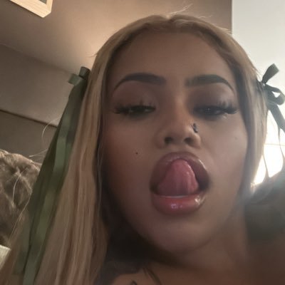 suzymariespam's profile picture. just here to pop my shit . ♓️