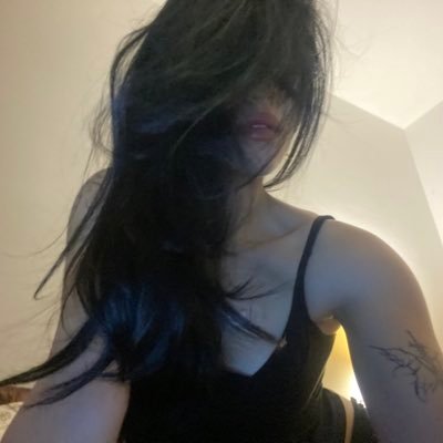 gloomyd0ll's profile picture. micro niche internet sex symbol superstar baddie
