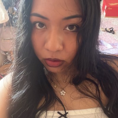 breflo2998's profile picture. #Kpop B de bratz / Bachiller en Derecho / Valentino es mi perro salchicha 🥹🌸 / No soy roja (o si?) / escribo tonteras 😍 soy ONCE 🍭💛