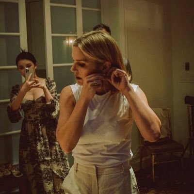 lesbianhack's profile picture. very gay and very much thinking about older women