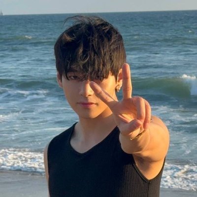 wallsthv97's profile picture. 'holy shit' - tae