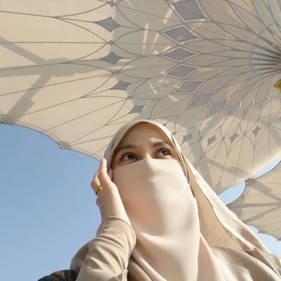 _Saffiyah's profile picture. Cukuplah Allah. Dia pelindung hati yang luka, penenang jiwa yang gelisah ♥️
