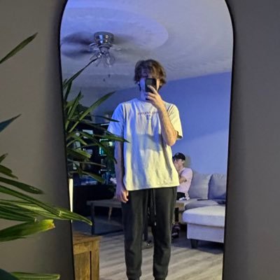 cheapkhakis's profile picture. reds