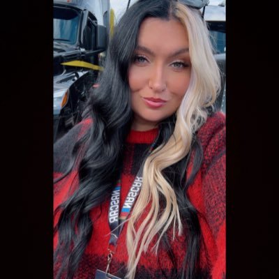 chloe_victoria's profile picture. Probably at the track. Go Gators 🐊 Go Bills 🦬
