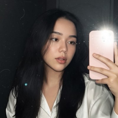 elizapped's profile picture. It’s in the eyes, always the eyes.